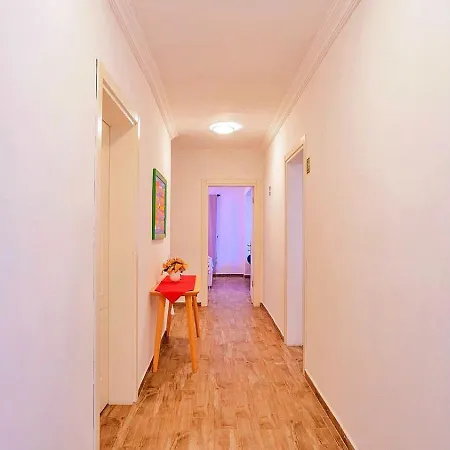 Seaview 4 Bedroom 5m Drive To