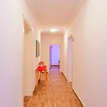 Seaview 4 Bedroom 5m Drive To