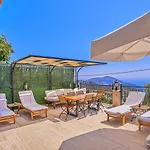 Seaview 4 Bedroom 5m Drive To