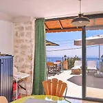 Seaview 4 Bedroom 5m Drive To